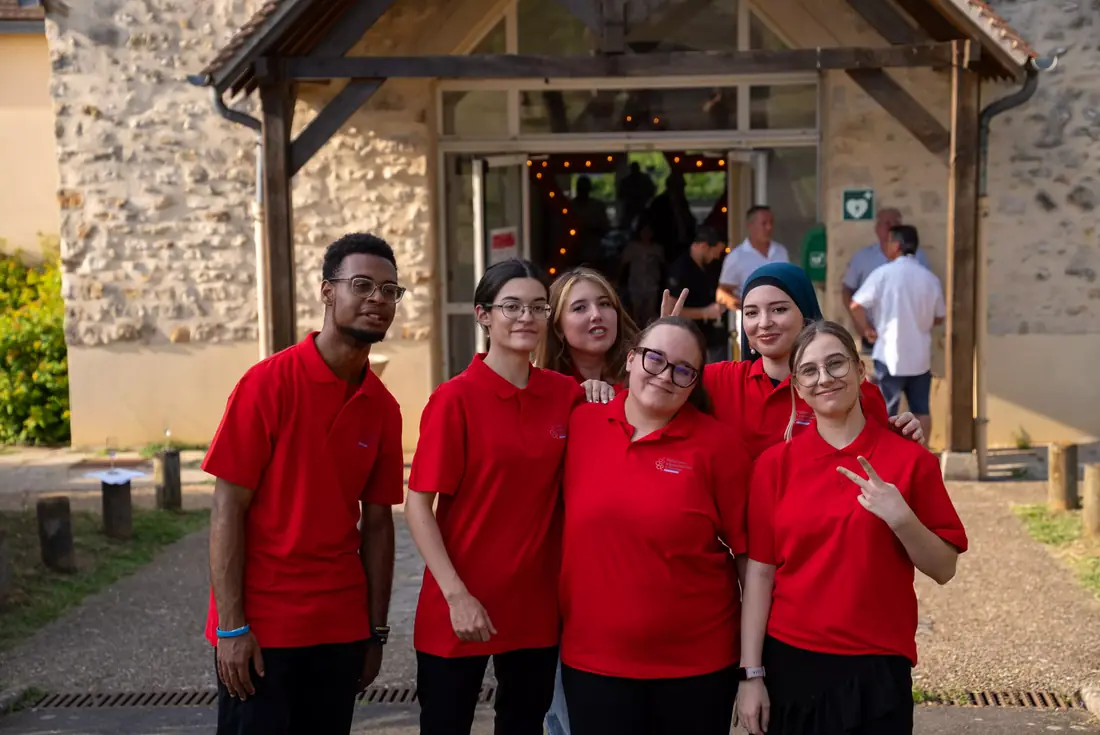 Des jeunes de la Mission Locale en t-shirt rouge, le soir de la Soirée des Talents 2026
